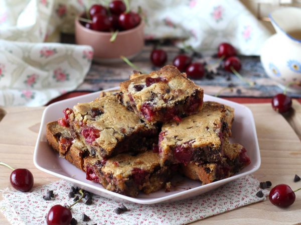 Recept Blondie s třešněmi a čokoládou, dokonalý křupavý a vláčný dort