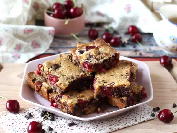 Recept Blondie s třešněmi a čokoládou, dokonalý křupavý a vláčný dort