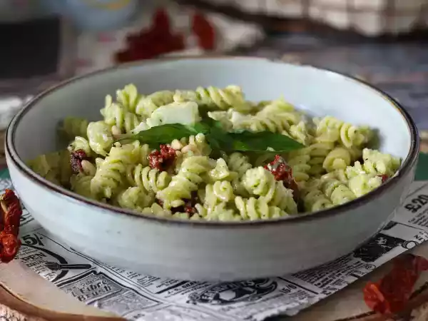 Recept Studené těstoviny s cuketovým pestem, buvolí mozzarellou a sušenými rajčaty