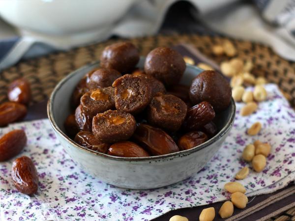 Recept Energetické kuličky s datlemi a tekutým středem z arašídového másla