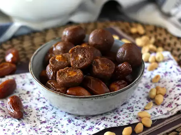 Recept Energetické kuličky s datlemi a tekutým středem z arašídového másla