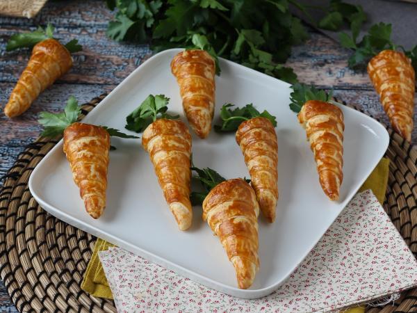 Recept Roztomilé mrkvičky z listového těsta pro velikonoční aperitiv: kozí sýr a sušená rajčata