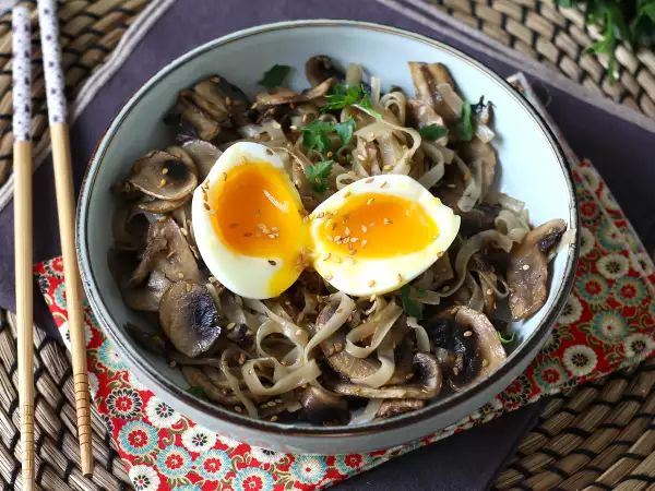Recept Rýžové nudle s houbami a vejcem na měkko!