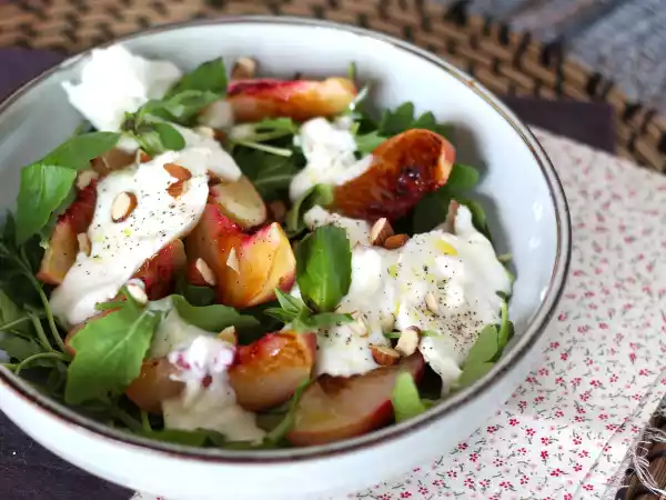 Recept Sladký a slaný salát s pečenými broskvemi, rukolou a burratou (sladké letní chutě)