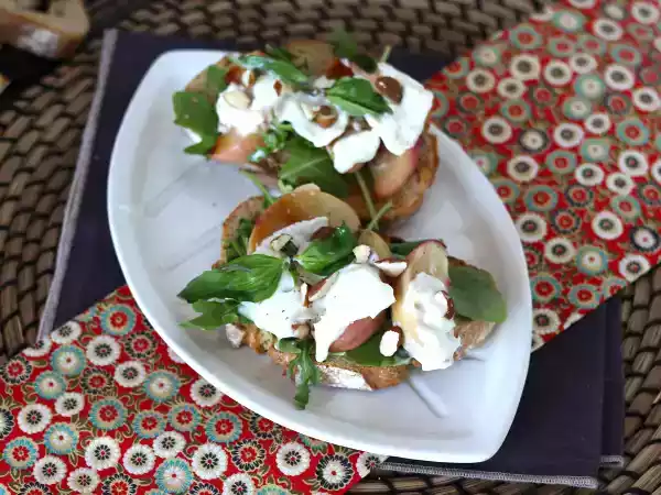 Recept Rukola, pečené broskve a burrata na toastu: dokonalá sladko-slaná kombinace!