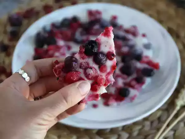 Recept Mražené jogurtové tyčinky s červeným ovocem