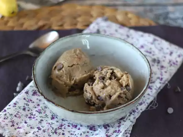 Recept Veganská banánová zmrzlina super snadná na výrobu s příchutí sušenek! veganské sušenkové těsto