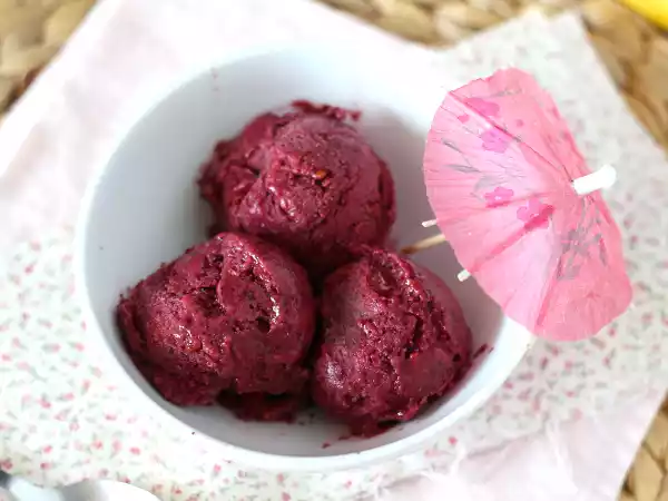Recept Veganská zmrzlina z červeného ovoce: super snadná banánová nice cream!