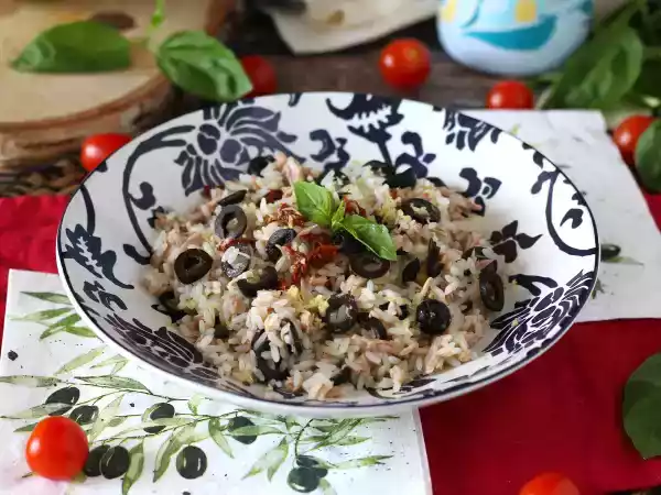 Recept Středomořský rýžový salát: tuňák, olivy, sušená rajčata a citron