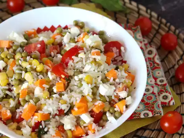 Recept Vegetariánský rýžový salát: feta, kukuřice, mrkev, hrášek, cherry rajčátka a máta