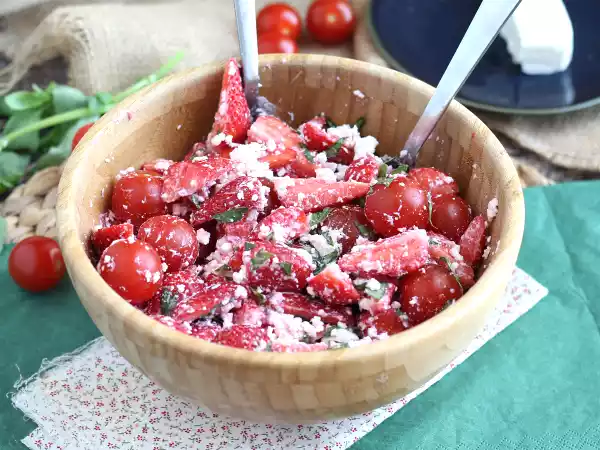 Recept Salát z jahod, rajčat, fety a bazalky