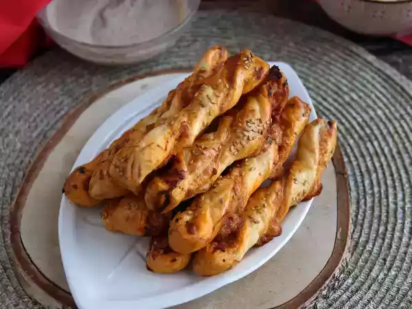 Recept Kroucené listové těsto s pestem rosso a mozzarellou