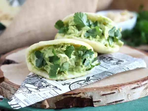 Recept Venezuelské arepy s kuřecím masem a avokádem - reina pepiada
