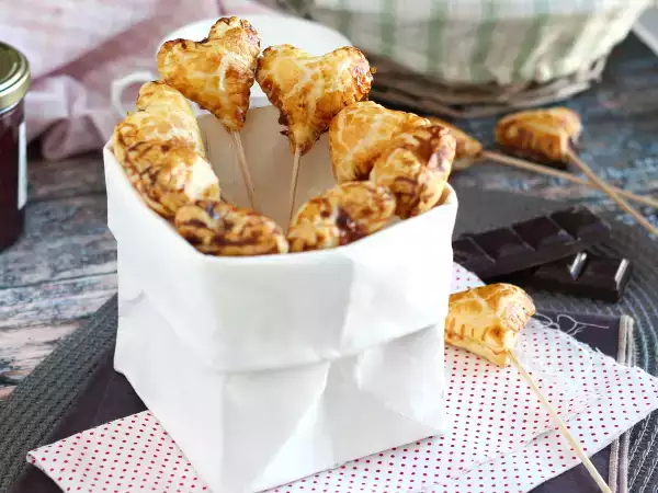 Recept Extra křupavá srdíčka z listového těsta s malinami a čokoládovými koláči