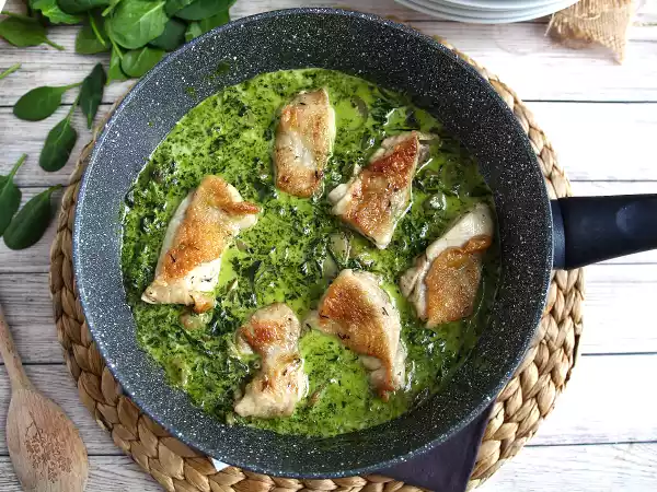 Recept Kuřecí maso se smetanovou omáčkou se špenátem a houbami