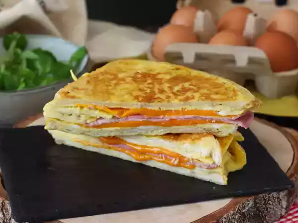 Recept Expresní sendvič s omeletou - sendvič s francouzským toastem - vejce sendvič hack