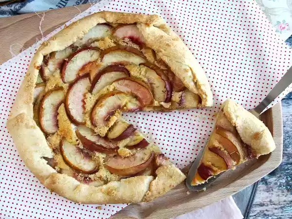Recept Rustikální koláč s broskvemi a rozmarýnem
