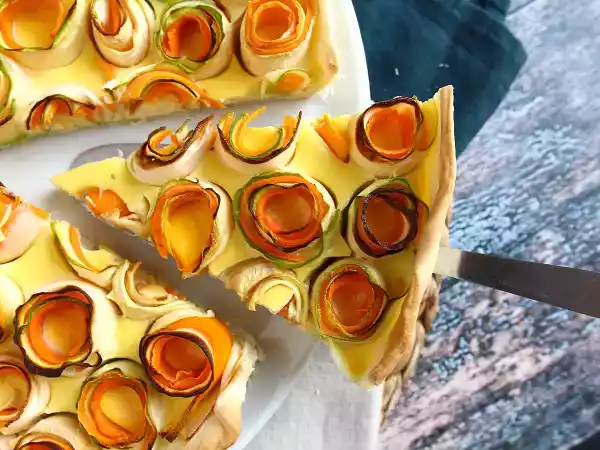 Recept Růžová quiche z cukety a mrkve