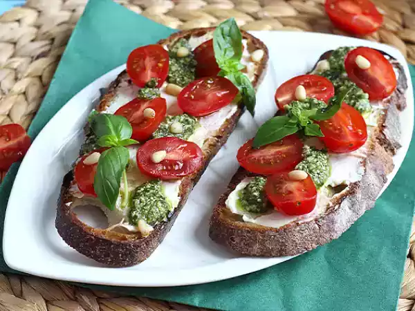 Recept Sendviče s čerstvým sýrem, pestem a cherry rajčaty