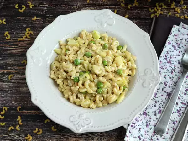 Recept Těstovinové rizoto z coquillettes s hráškem, cuketou a čerstvým sýrem s česnekem a bylinkami