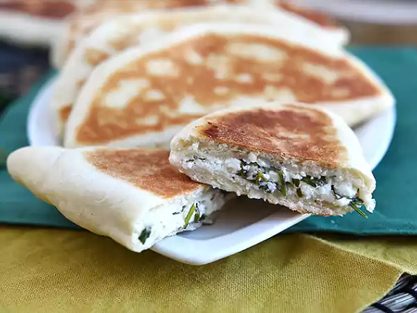 Recept Turecké palačinky plněné fetou, citronem a petrželkou - gözleme