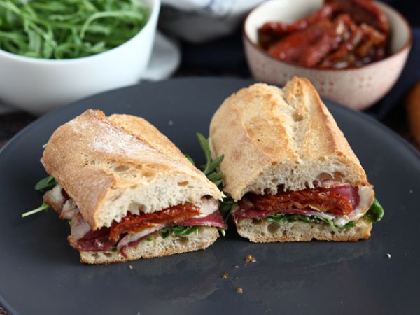 Recept Sendvič s uzenými kachními prsíčky, sušenými rajčaty, rukolou a balzamikovým octem