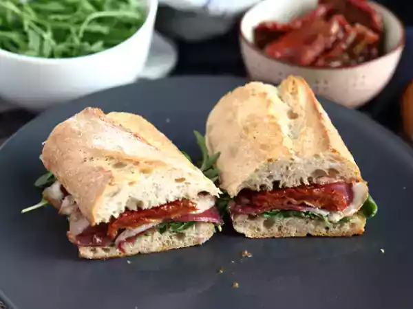 Recept Sendvič s uzenými kachními prsíčky, sušenými rajčaty, rukolou a balzamikovým octem