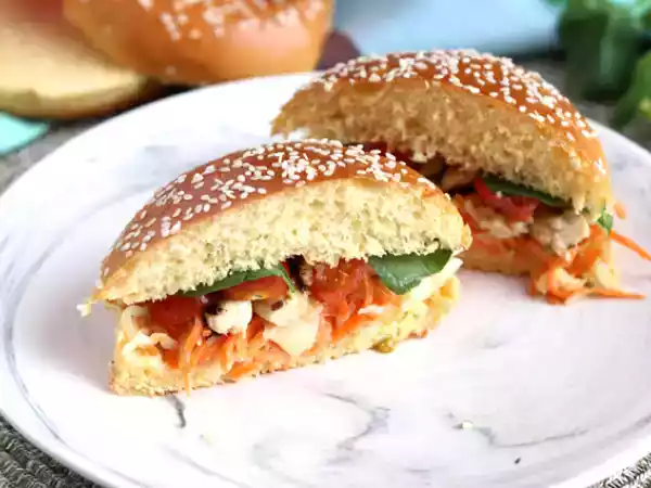 Recept Marinovaný kuřecí sendvič se zelným salátem, rajčaty a bazalkou