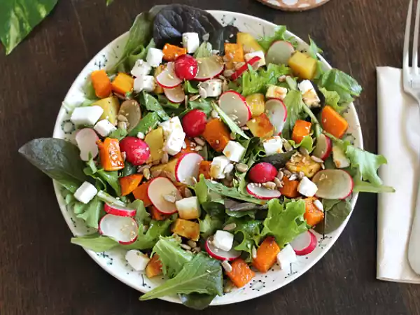 Recept Salát z máslové dýně, brambor, ředkviček a fety