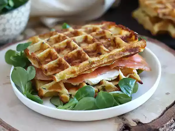 Recept Bramborové vafle - vaflový sendvič s uzeným lososem a čerstvým sýrem