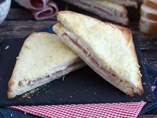 Recept Gurmánské croque-monsieur s bešamelovou omáčkou