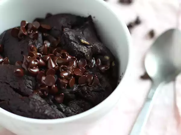 Recept Hrníčkový dort s čokoládou a arašídovým máslem v mikrovlnné troubě za 1 min.