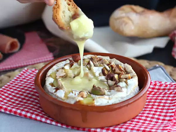 Recept Pečený camembert s medem a vlašskými ořechy