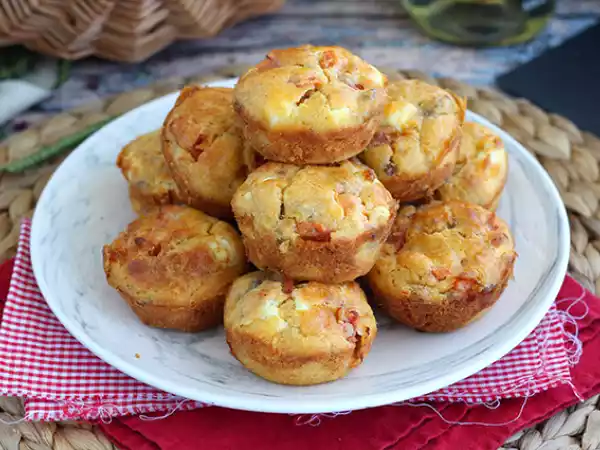 Recept Muffiny s tuňákem, rajčaty a fetou