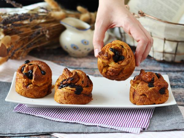 Recept Cruffins, kombinace croissantu a muffinu s krémem a čokoládou.