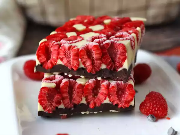 Recept Čokoládová tyčinka ve stylu franui s malinami, bílou a hořkou čokoládou!