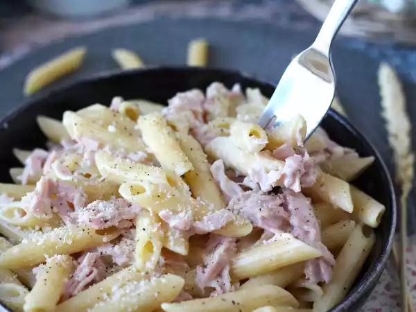 Recept Těstoviny se smetanou a šunkou: krémové, rychlé a neodolatelné!