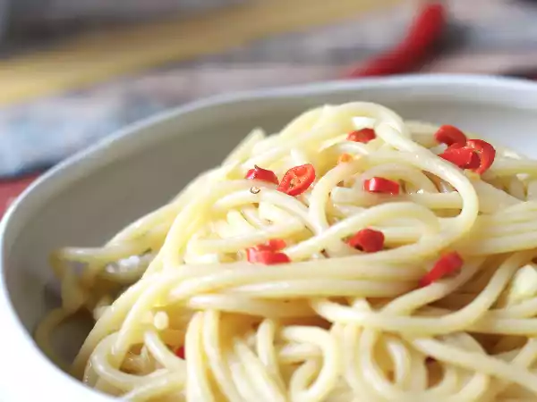 Recept Spaghetti aglio, olio e peperoncino: italský tradiční pokrm na poslední chvíli