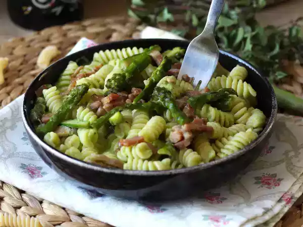 Recept Krémové těstoviny s chřestem a slaninou: snadný a chutný recept