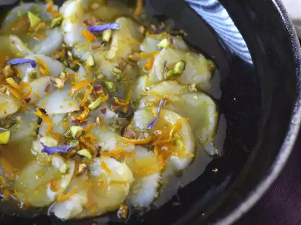 Recept Carpaccio z mušlí s citrusovým vinaigrettem a pistáciemi, elegantní a snadno připravitelný předkrm