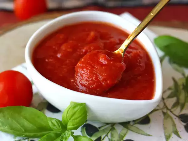 Recept Syrová rajčatová omáčka plné chuti, ideální na pizzu nebo pinsu.