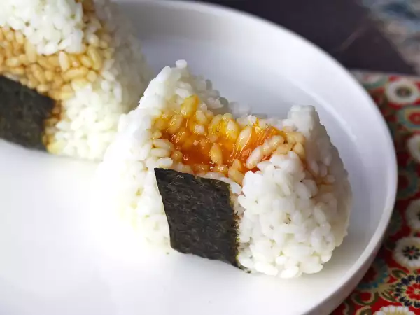 Recept Onigiri se žloutky konzervovanými v sójové omáčce