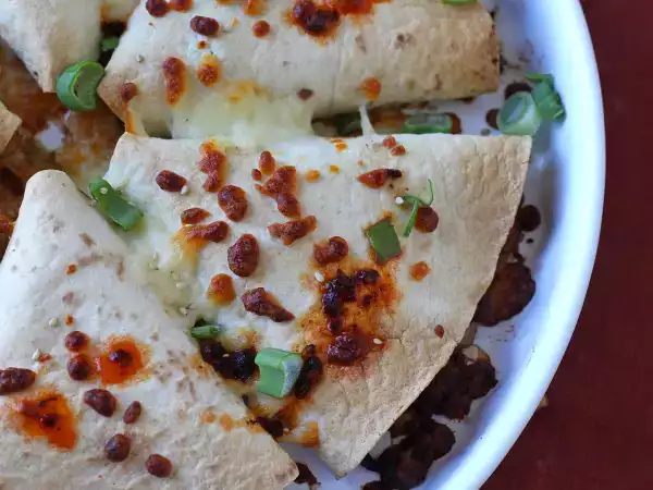 Recept Tortilly pečené v troubě s quesadillou a pikantní hovězí náplní