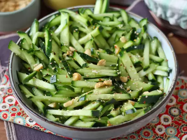 Recept Pikantní okurkový salát s arašídy
