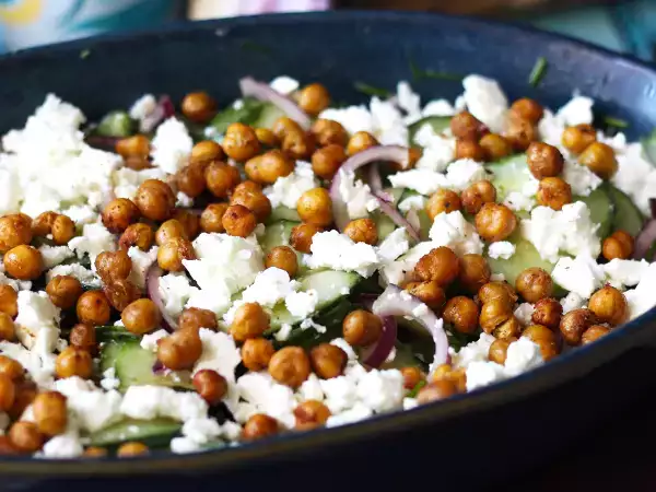 Recept Salát z okurky, pečené cizrny, avokáda a fety