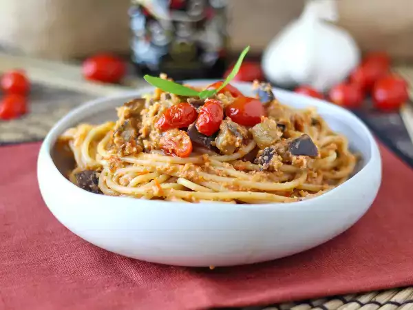 Recept Těstoviny s lilkovým krémem a cherry rajčátky: jednoduchý a chutný recept