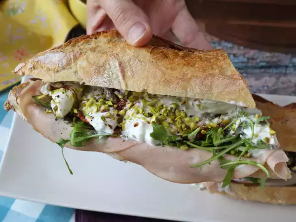 Recept Gourmet italský sendvič s mortadelou a sýrem burrata