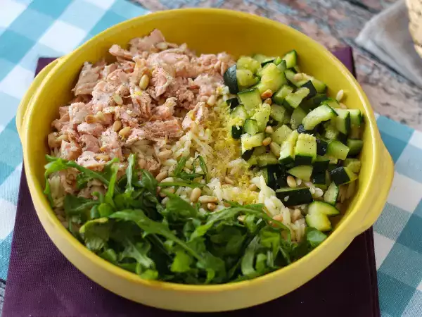 Recept Těstovinový salát orzo s lososem a cuketou