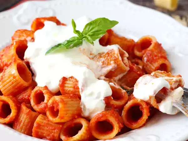 Recept Těstoviny se stracciatellou a rajčatovou smetanou: první chod hotový za 10 minut