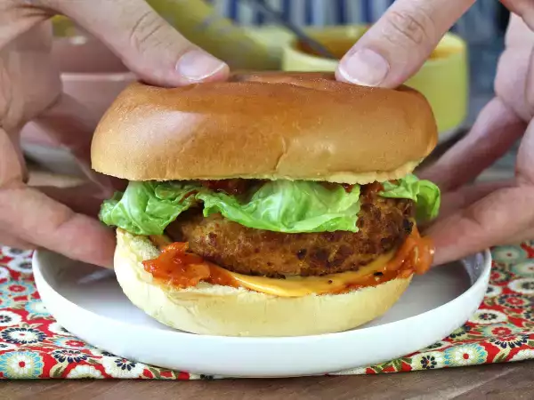 Recept Burger s kuřecím masem obaleným v korejském stylu: křupavý, pikantní a neuvěřitelně lahodný